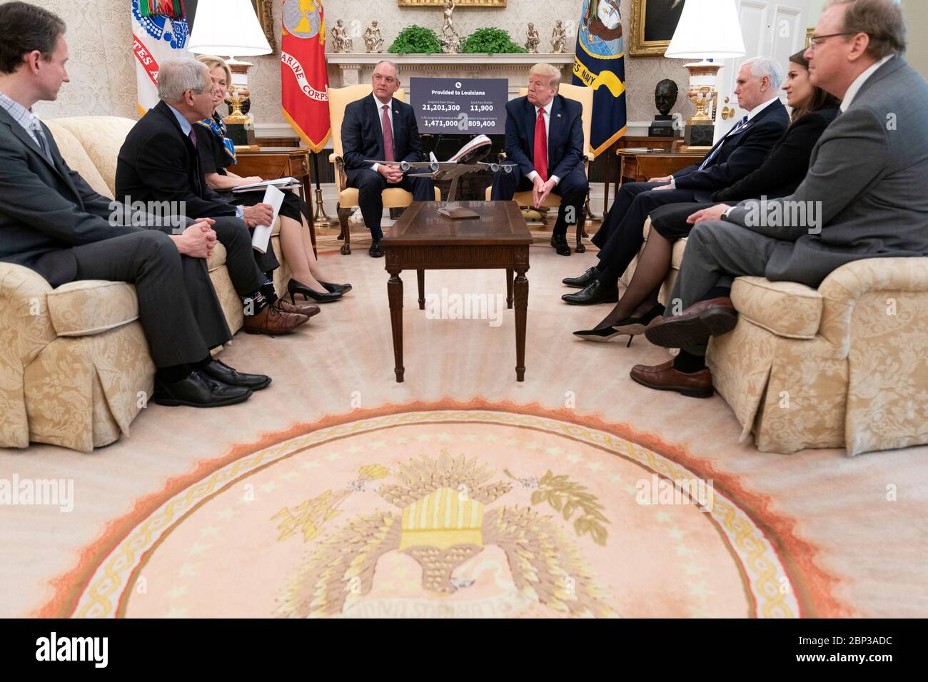 El presidente estadounidense Donald Trump se reúne con el gobierno de Luisiana. John Bel Edwards discutirá el COVID-19, la pandemia de coronavirus en la Oficina Oval de la Casa Blanca 29 de abril de 2020 en Washington, D.C. Foto de stock
