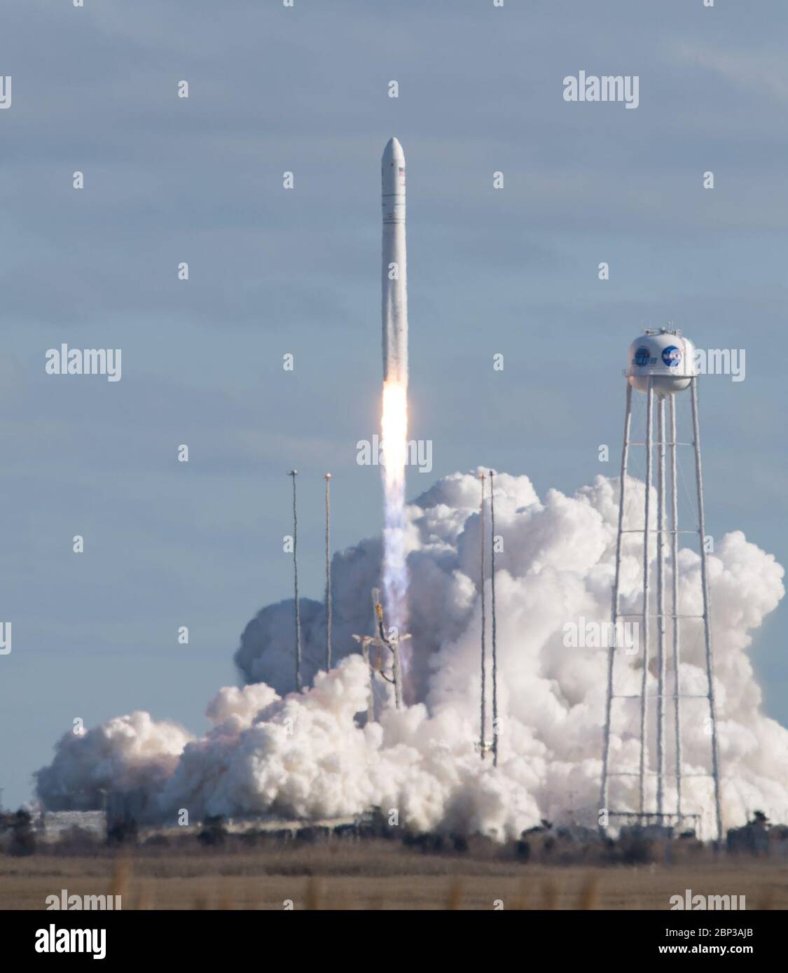 Northrop Grumman Antares CRS-13 lanza el cohete Northrop Grumman Antares, con la nave espacial Cygnus reabastecida a bordo, lanza desde Pad-0A, sábado 15 de febrero de 2020 en la instalación de vuelo Wallops de la NASA en Virginia. La 13ª misión de reabastecimiento de carga contratada de Northrop Grumman para la NASA a la Estación Espacial Internacional entregará más de 7,500 libras de ciencia e investigación, suministros para la tripulación y hardware para vehículos al laboratorio orbital y a su tripulación. Foto de stock
