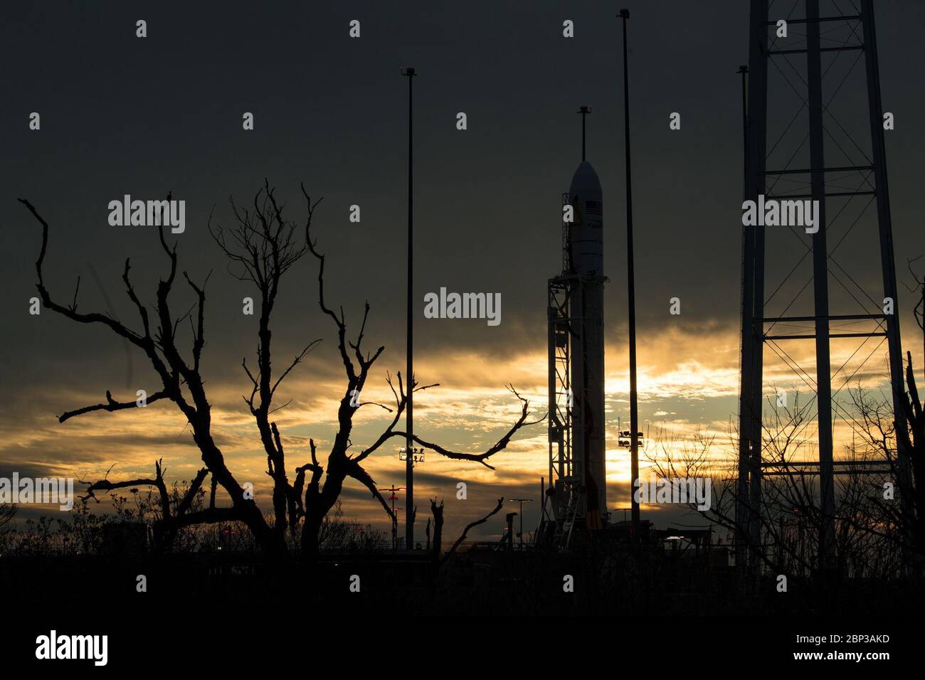 Northrop Grumman Antares CRS-13 Prelanzamiento un cohete Northrop Grumman Antares que transporta una nave espacial Cygnus Resupply se ve al amanecer en Pad-0A, viernes, 14 de febrero de 2020, en las instalaciones de vuelo Wallops de la NASA en Virginia. La 13ª misión de reabastecimiento de carga contratada de Northrop Grumman con la NASA a la Estación Espacial Internacional entregará más de 7,500 libras de ciencia e investigación, suministros para la tripulación y equipo para vehículos al laboratorio orbital y a su tripulación. La nave espacial CRS-13 Cygnus recibe el nombre del primer astronauta afroamericano, el mayor Robert Henry Lawrence Jr., y está programado para lanzarse a las 3 Foto de stock