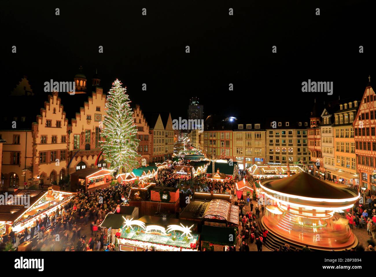 Frankfurt mercados de Navidad en, Römerberg, Frankfurt Weihnachtssmarkt - Römerberg / Weihnachtsfest por la noche, Frankfurt am Main, Foto de stock