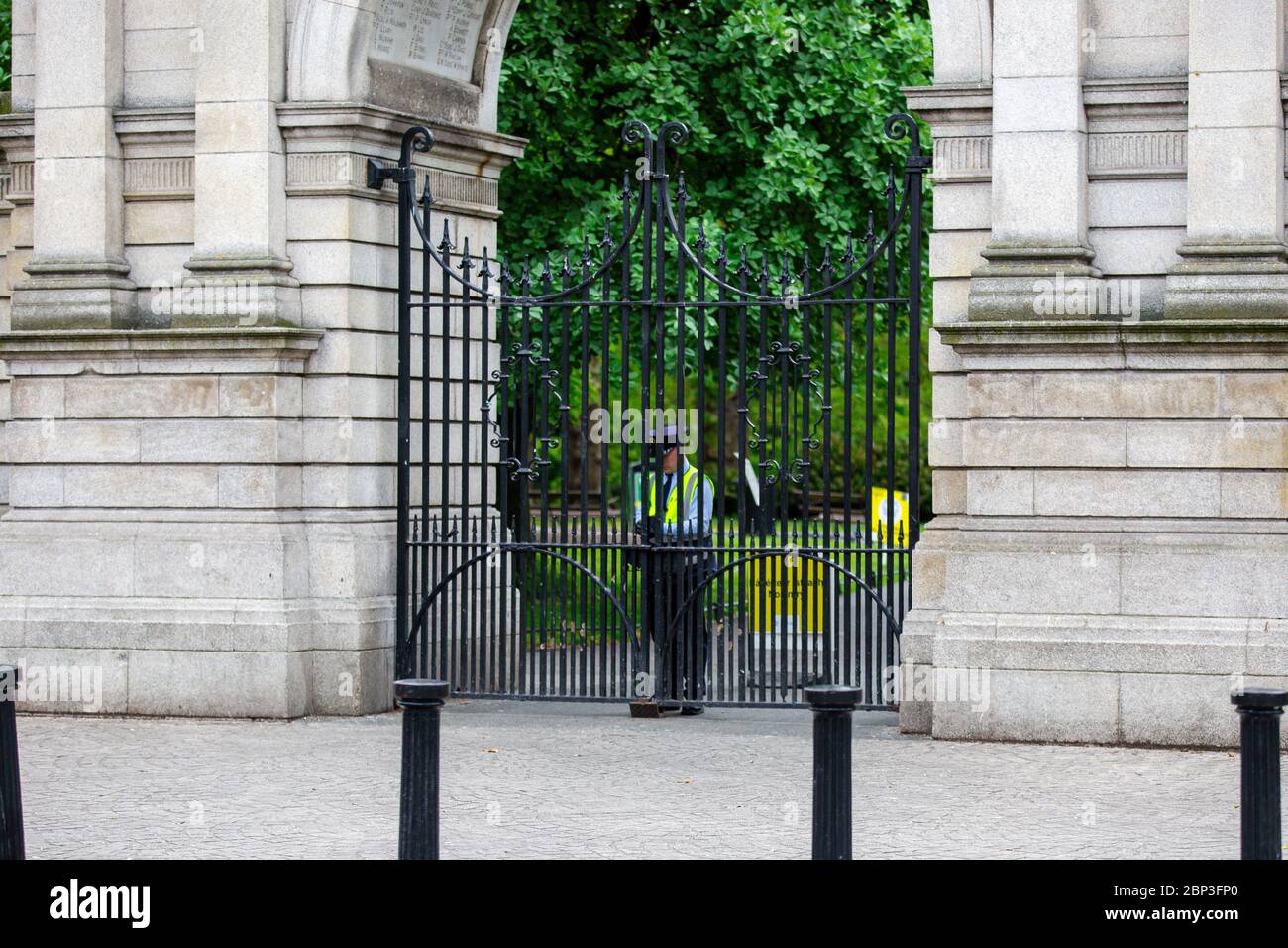 Dublín, Irlanda. Mayo de 2020. San Esteban Green Park Warden abriendo las puertas de entrada en el Arco de Fusilier. Foto de stock