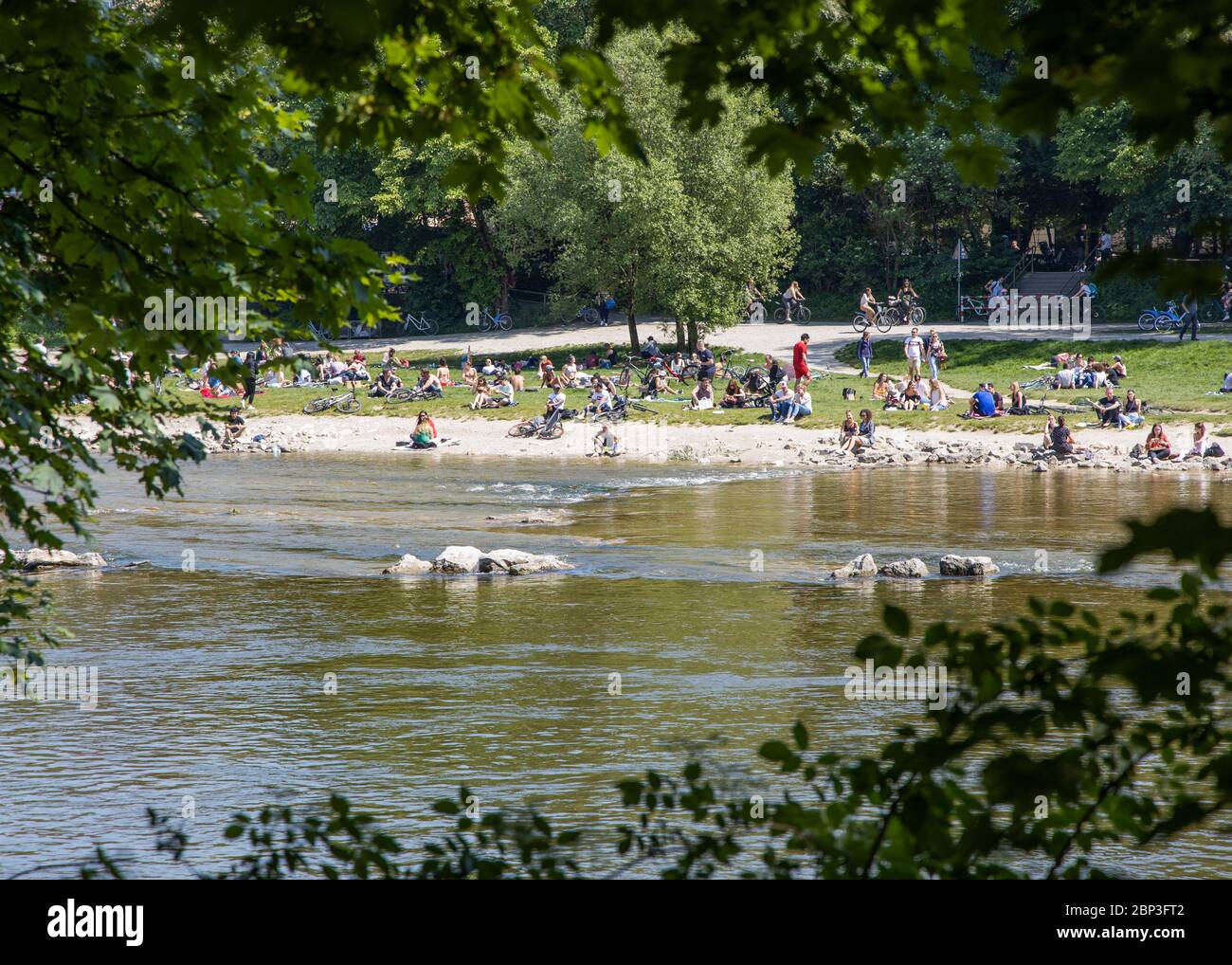 Domingo por la tarde a orillas del río Isar durante el cierre de Corona en Munich, Baviera, Alemania Foto de stock