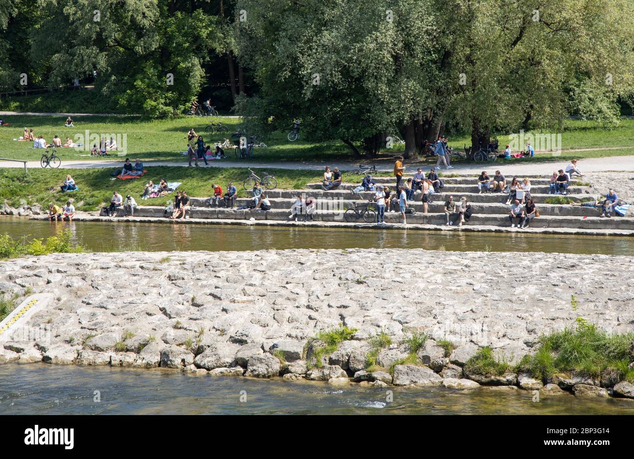Domingo por la tarde a orillas del río Isar durante el cierre de Corona en Munich, Baviera, Alemania Foto de stock
