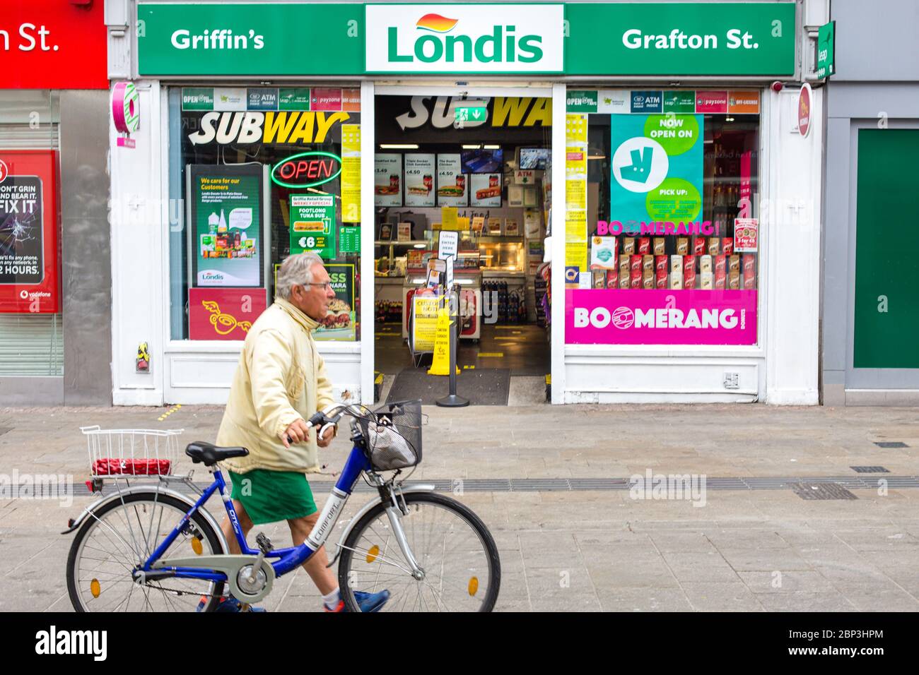 Londis tienda en Grafton Street siguiendo consejos gubernamentales sobre medidas de higiene. Reducción de la caída en el centro de Dublín debido a la pandemia de Covid-19 . Foto de stock