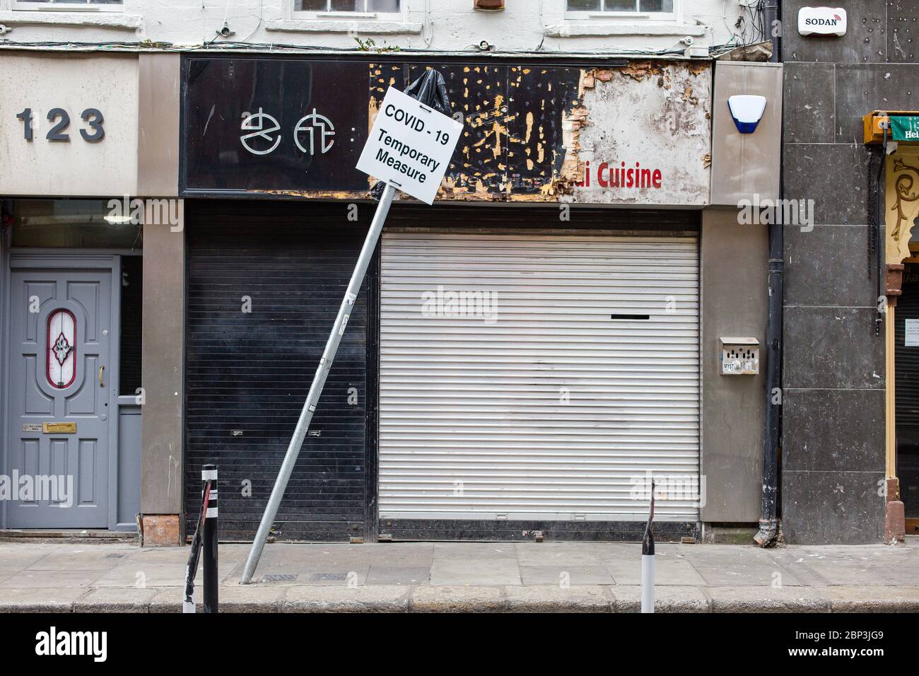 Cierre de la tienda en Capel Steet en Dublín y letrero de inclinación - Covid-19 medida temporal. El brote de coronavirus bloqueó el impacto económico, Irlanda. Foto de stock