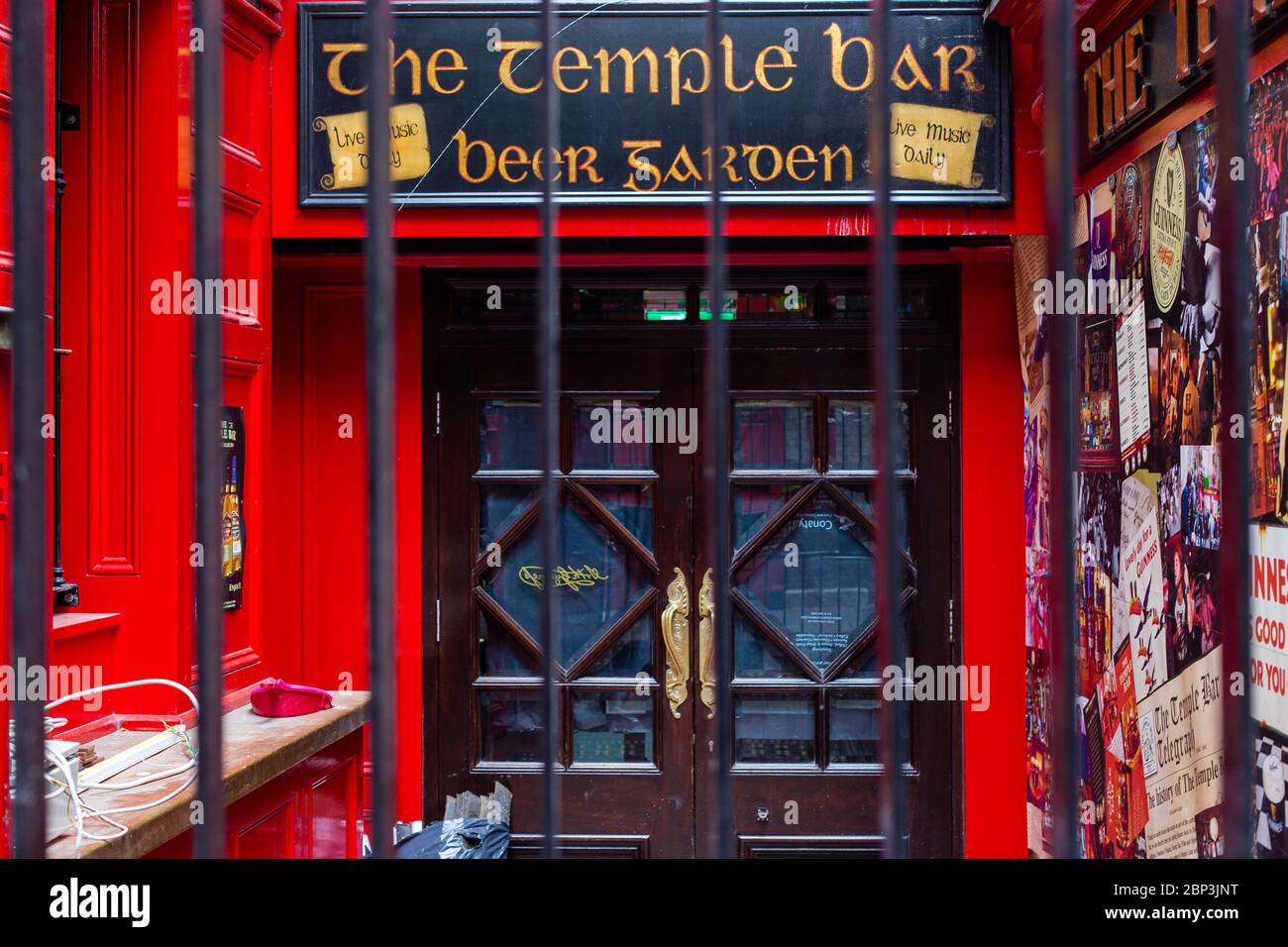 Dublín, Irlanda. Mayo de 2020. La entrada lateral al famoso Temple Bar Pub en el centro de Dublín está temporalmente cerrada debido a la pandemia de cierre Covid-19. Foto de stock