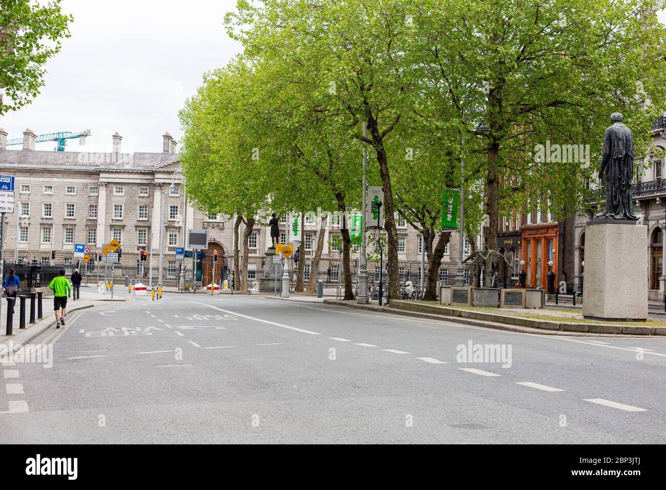 Calle vacía en College Green plaza en el centro de Dublín. Reducción del tráfico debido a las restricciones de la pandemia del Coronavirus. Mayo de 2020, Dublín, Irlanda Foto de stock