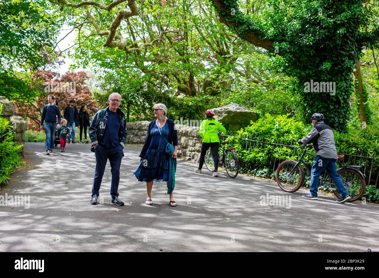 Gente disfrutando de la caminata del domingo en el Parque Verde de San Esteban durante la pandemia. Los visitantes recordaron adherir la regla de distanciamiento social Covid-19 en el espacio público. Foto de stock