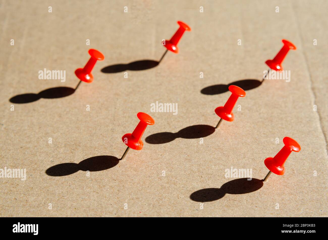 Concepto de comunicación social en red o cuestiones étnicas y culturales .aislamiento y distanciamiento durante covid-19 . Trabajo en equipo y colaboración Foto de stock