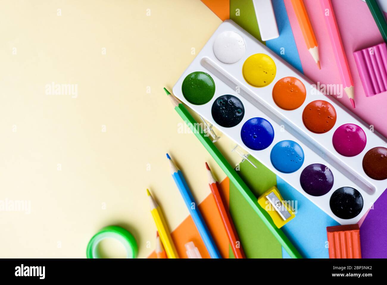 Papelería, artículos para la creatividad en papel de color. Pinturas,  plastilina y lápices para niños sobre un fondo de color Fotografía de stock  - Alamy