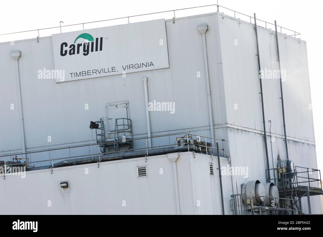 Un signo de logotipo fuera de una planta procesadora de aves de corral Cargill en Timberville, Virginia el 13 de mayo de 2020. Foto de stock