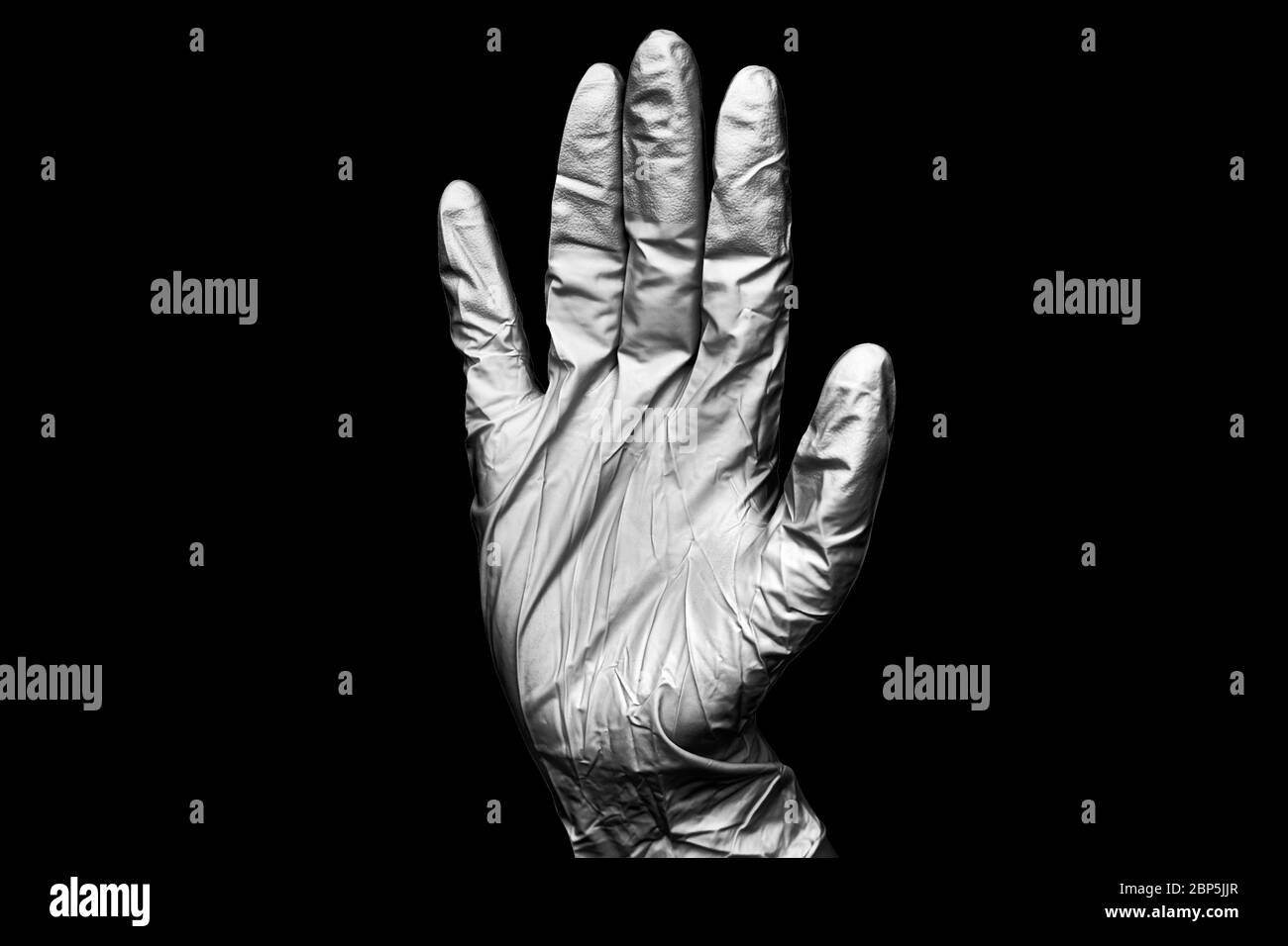 Mano humana en guante médico de goma blanca sobre fondo negro aislado de cerca, una mano de cirujano en guante protector de látex, mano de doctor en guante Foto de stock