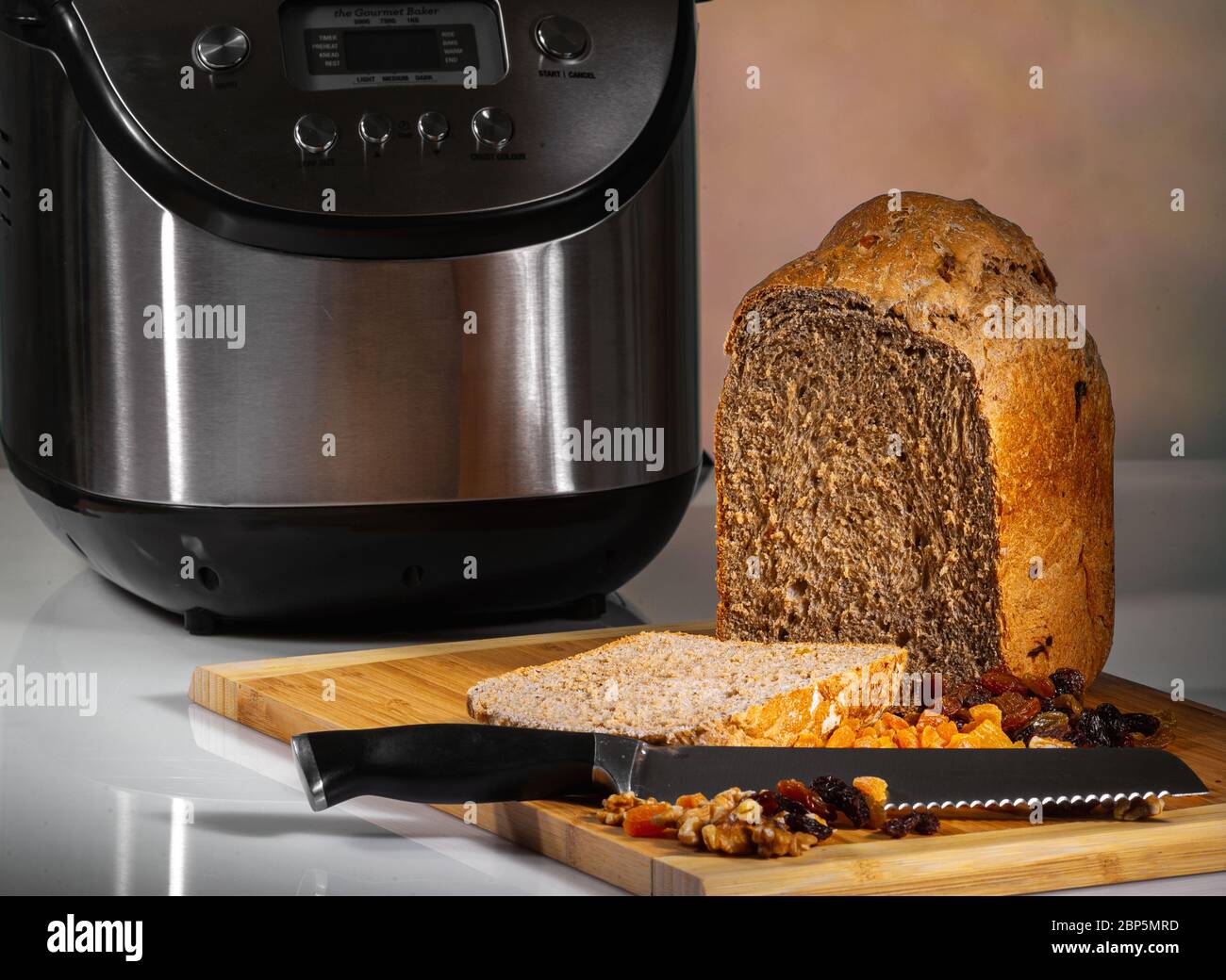 pan casero de pan de fruta multigrano y pan de nuez mostrado con el horno  para hacer pan Fotografía de stock - Alamy