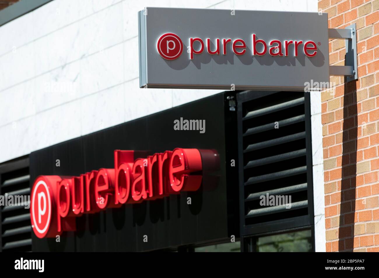 Un cartel con el logotipo fuera de una ubicación de Pure Barre en Silver Spring, Maryland, el 12 de mayo de 2020. Foto de stock