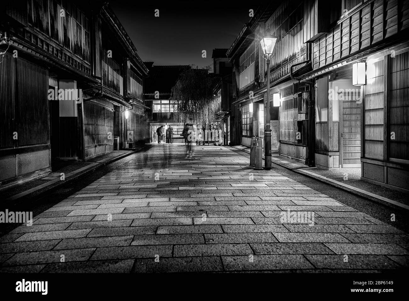 Sombras de la gente en la noche, el barrio de Higashi Chaya, Kanazawa, Japón. Foto de stock