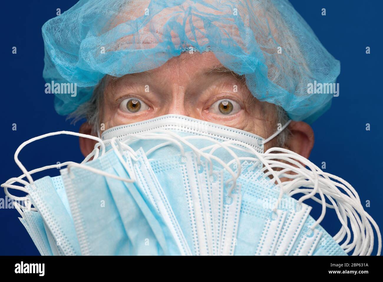 Retrato de adulto mayor mirada temerosa en máscara médica que cubre la nariz, la boca del SARS, infección de 2019 ncov. Macho, además, cubierta de cara Foto de stock