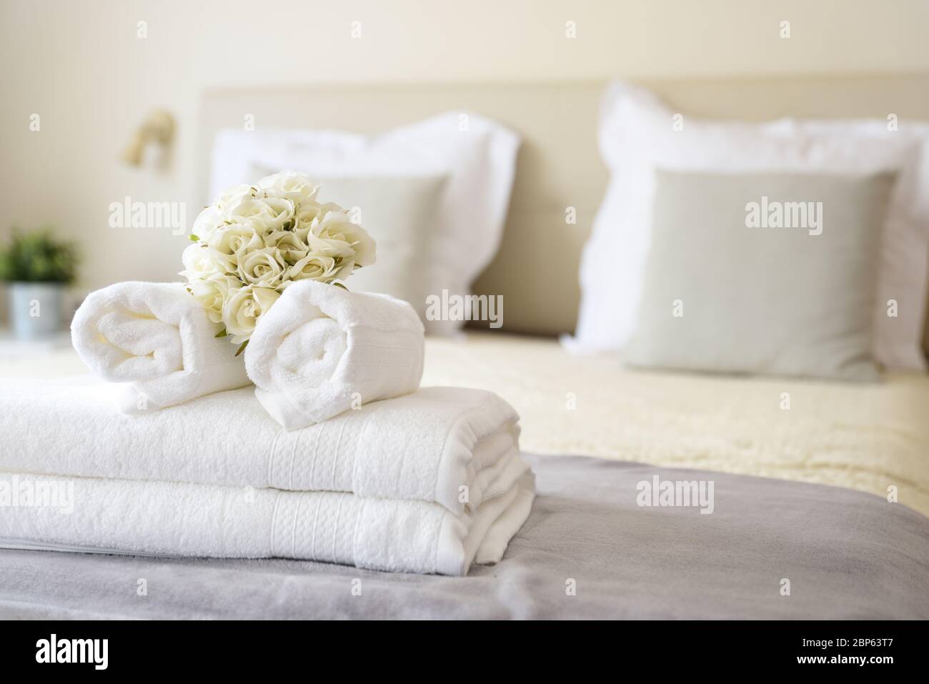 Juego de toallas limpias y blancas en la cama de la habitación del hotel.  Concepto de servicio de habitaciones Fotografía de stock - Alamy