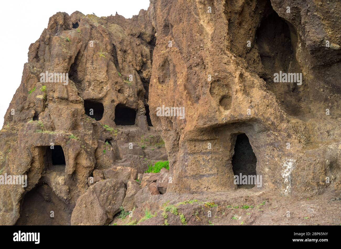 Cuevas de cuatro Puertas en la montaña de Montaña Bermeja, Telde, Gran  Canaria Fotografía de stock - Alamy