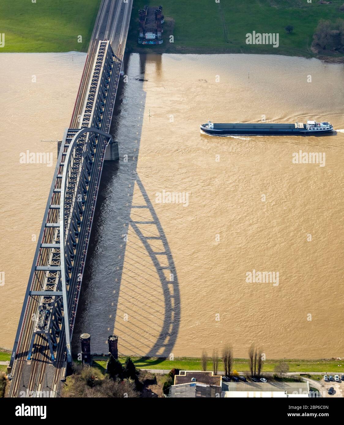 Vista aérea, puente de Alte Hammer, puente de arco de acero entre Düsseldorf y Neuss, barco de carga, agua del Rin marrón, río Rin, puente del Rin, puente de ferrocarril, Düsseldorf, Renania del Norte, Renania-Westfalia, Alemania Foto de stock