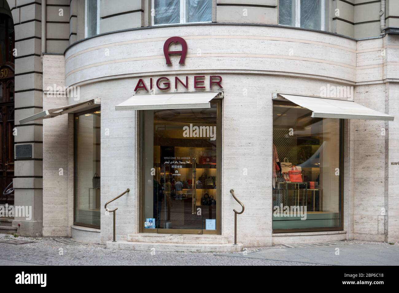 BERLÍN - 05 DE JUNIO de 2016: Boutique de Aigner. Aigner - casa de moda, producir artículos de lujo incluyendo bolsos, zapatos, mujeres listas para usar, carteras, y accesorios de cuero. Foto de stock