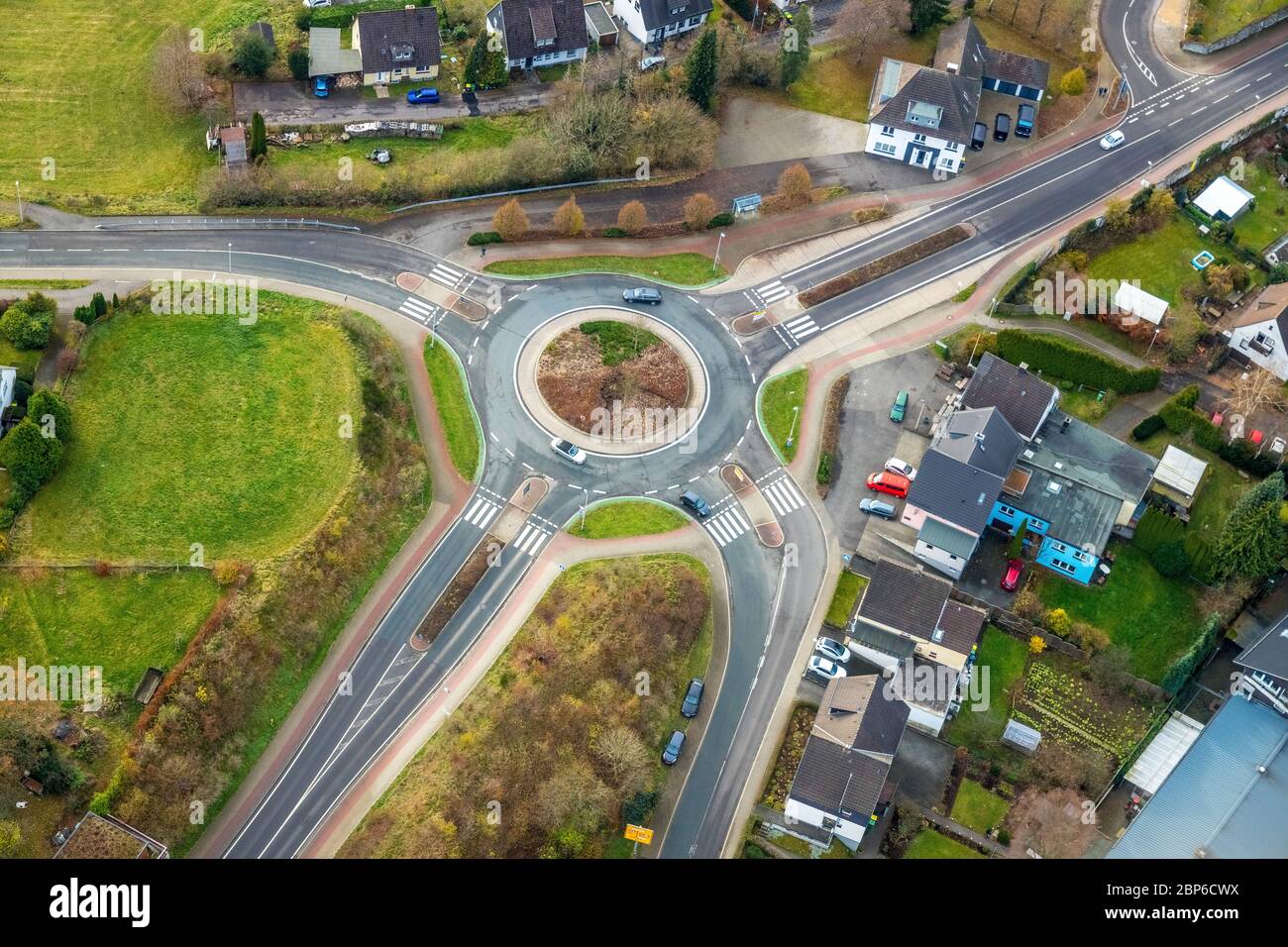 Vista aérea, rotonda Marienheider Straße / Landstraße L 323 / Derschlager Straße / Fumberg, Meinerzhagen, Sauerland, Märkischer Kreis, Renania del Norte-Westfalia, Alemania Foto de stock
