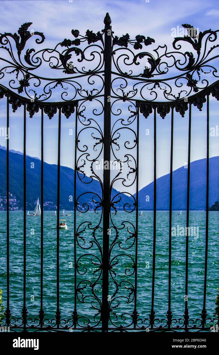 Vista espectacular del lago Lugano sobre una lujosa puerta de hierro  forjado Fotografía de stock - Alamy