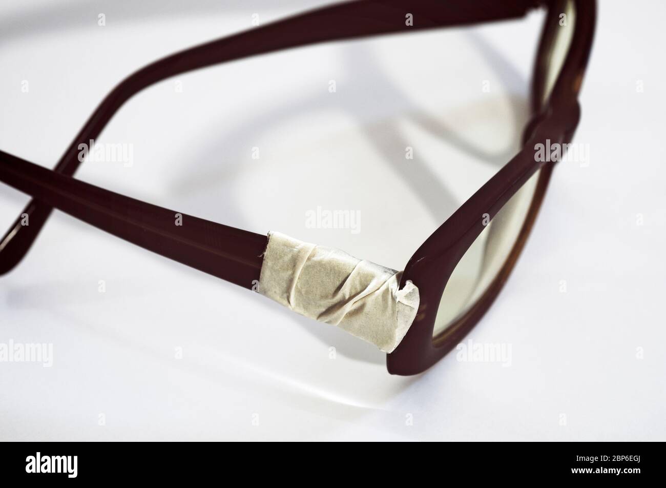 gafas con cinta Fotografía de stock - Alamy