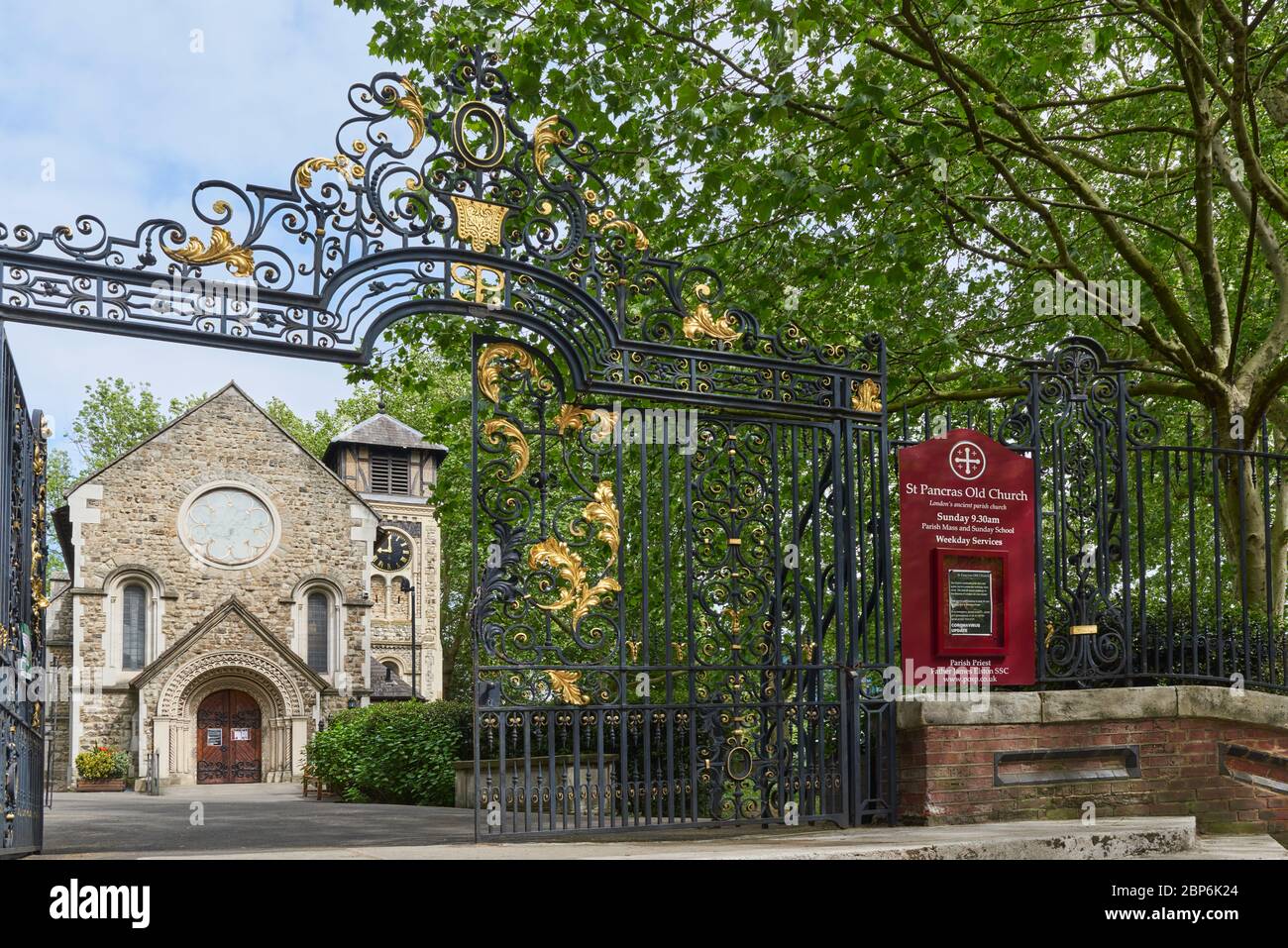 La histórica iglesia de Old St Pancras en Somers Town, Camden, Londres del Norte, Reino Unido, vista desde la puerta de entrada Foto de stock