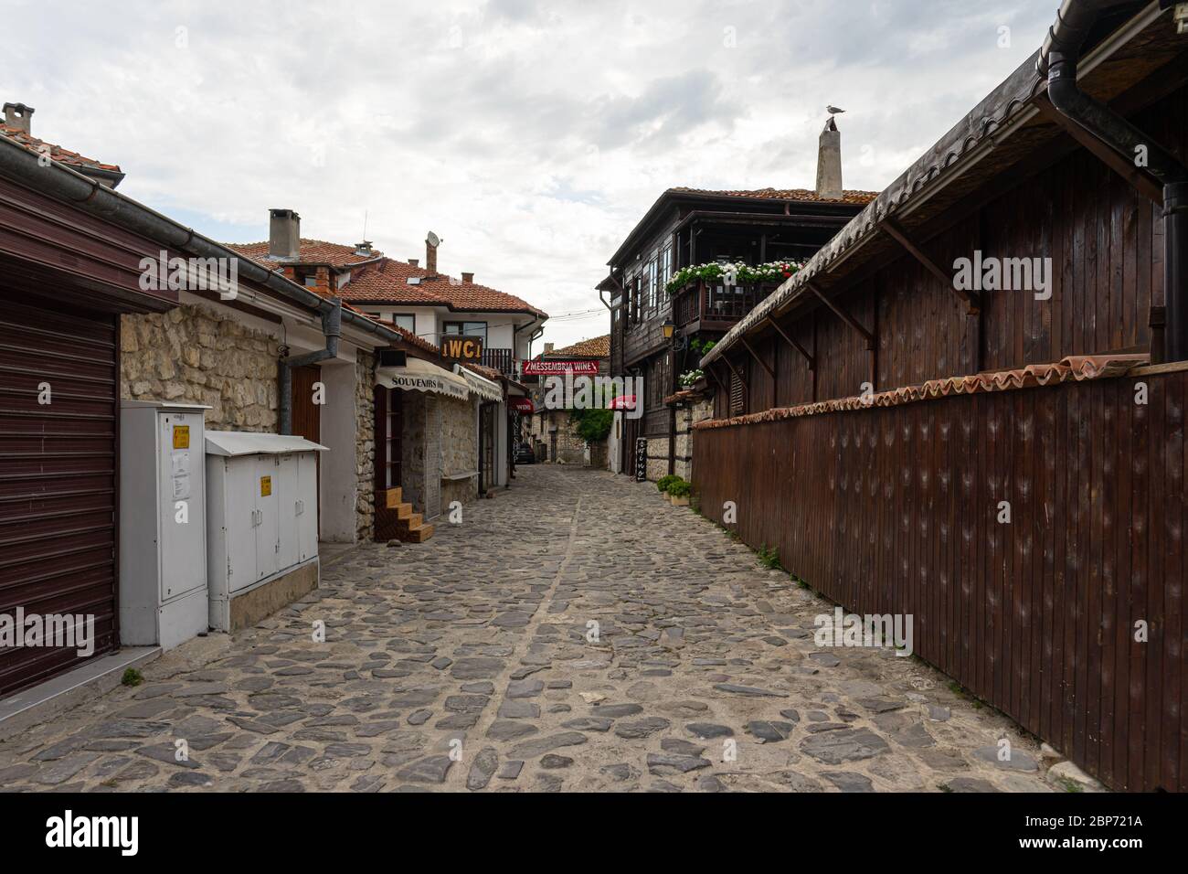 NESSEBAR, BULGARIA - Junio 22, 2019: Hermosa y angosta calle de la antigua ciudad costera. Las calles desiertas en la madrugada. Foto de stock