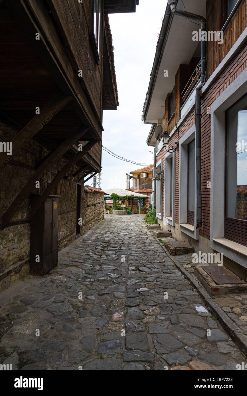 NESSEBAR, BULGARIA - Junio 22, 2019: Hermosa y angosta calle de la antigua ciudad costera. Las calles desiertas en la madrugada. Foto de stock