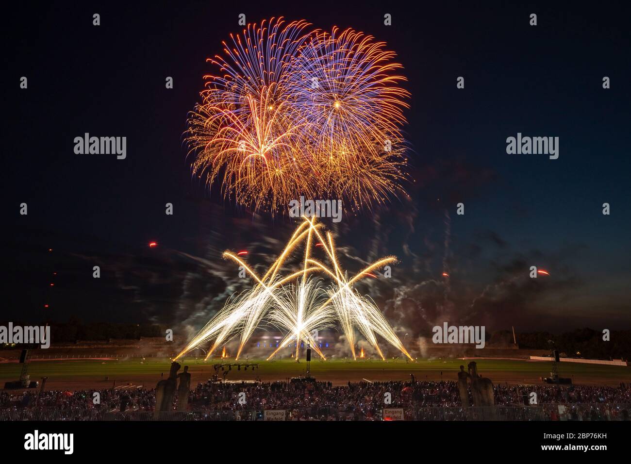 Heron Fireworks (Niederlande) fuegos artificiales al más alto nivel, el enfrentamiento de la Koenigsklasse en la Pironale 2019 en el Maifeld frente al Estadio Olímpico de Berlín. Foto de stock