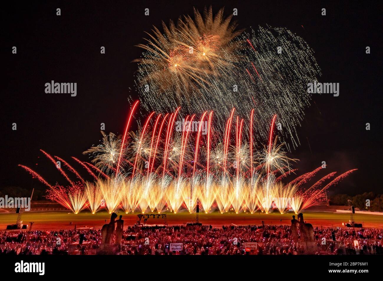 Heron Fireworks (Niederlande) fuegos artificiales al más alto nivel, el enfrentamiento de la Koenigsklasse en la Pironale 2019 en el Maifeld frente al Estadio Olímpico de Berlín. Foto de stock