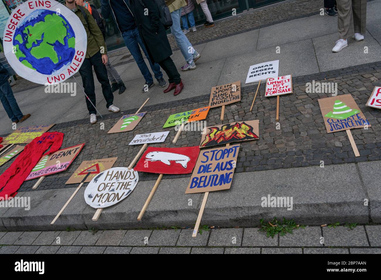 Los alumnos se manifiestan con carteles de protesta durante los viernes para la futura huelga climática en la Puerta de Brandenburgo -Pariser Platz- en Berlín. Foto de stock