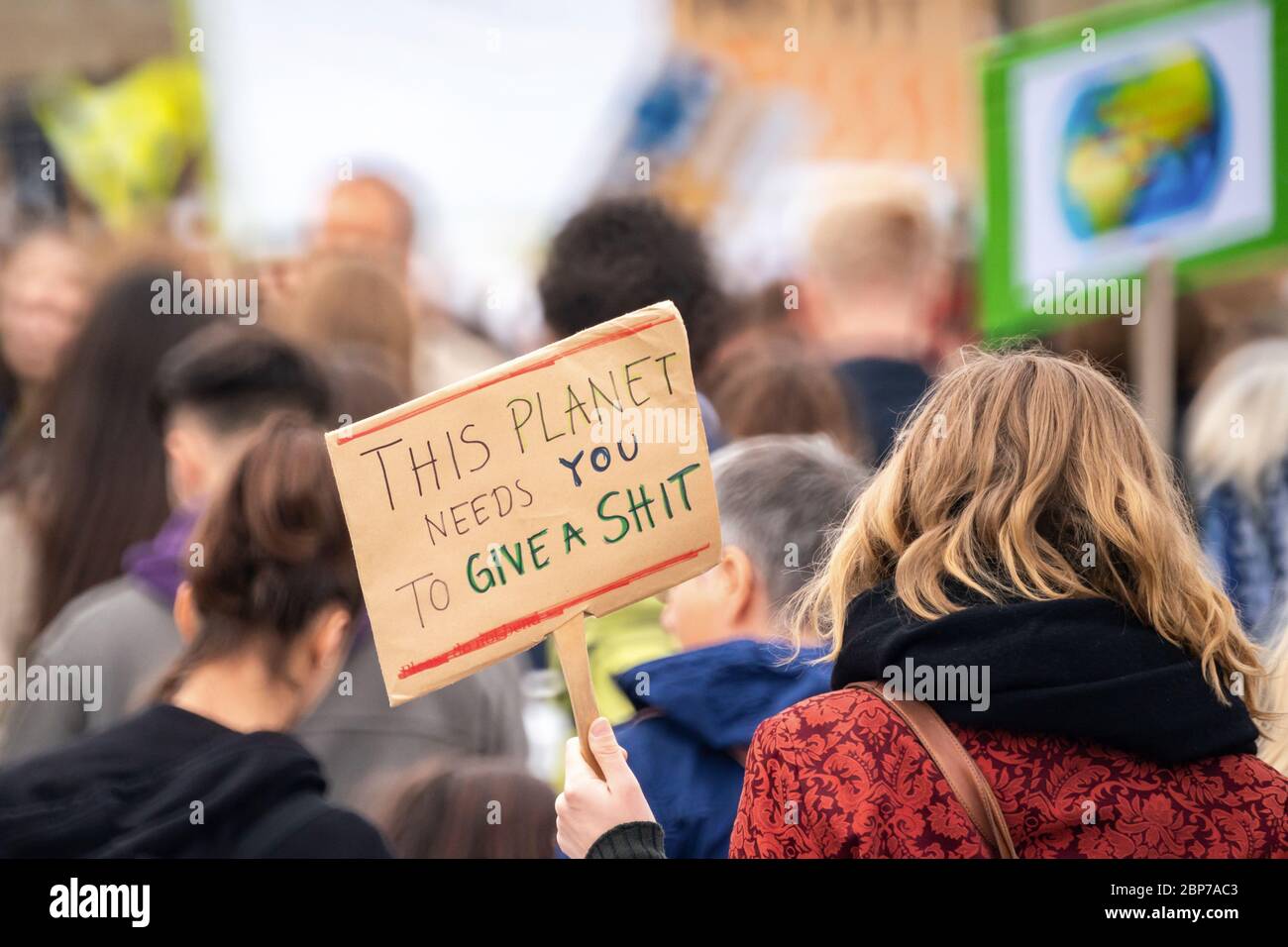 Los alumnos se manifiestan con carteles de protesta durante los viernes para la futura huelga climática en la Puerta de Brandenburgo -Pariser Platz- en Berlín. Foto de stock