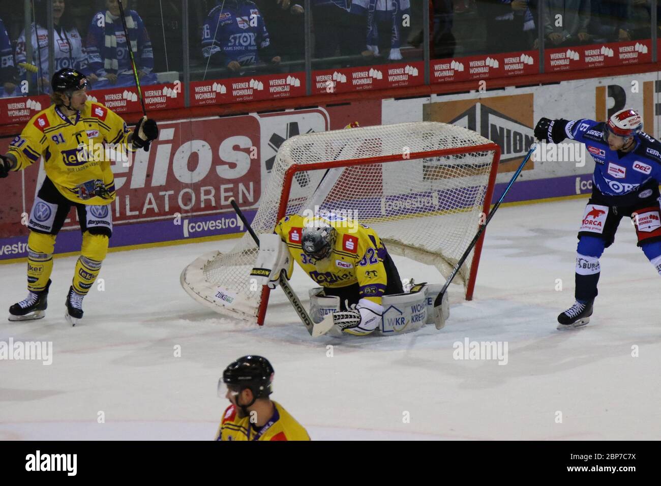 5. Sptg. DEL 19-20: SERC Wildwings vs. Pingüinos Krefeld Foto de stock