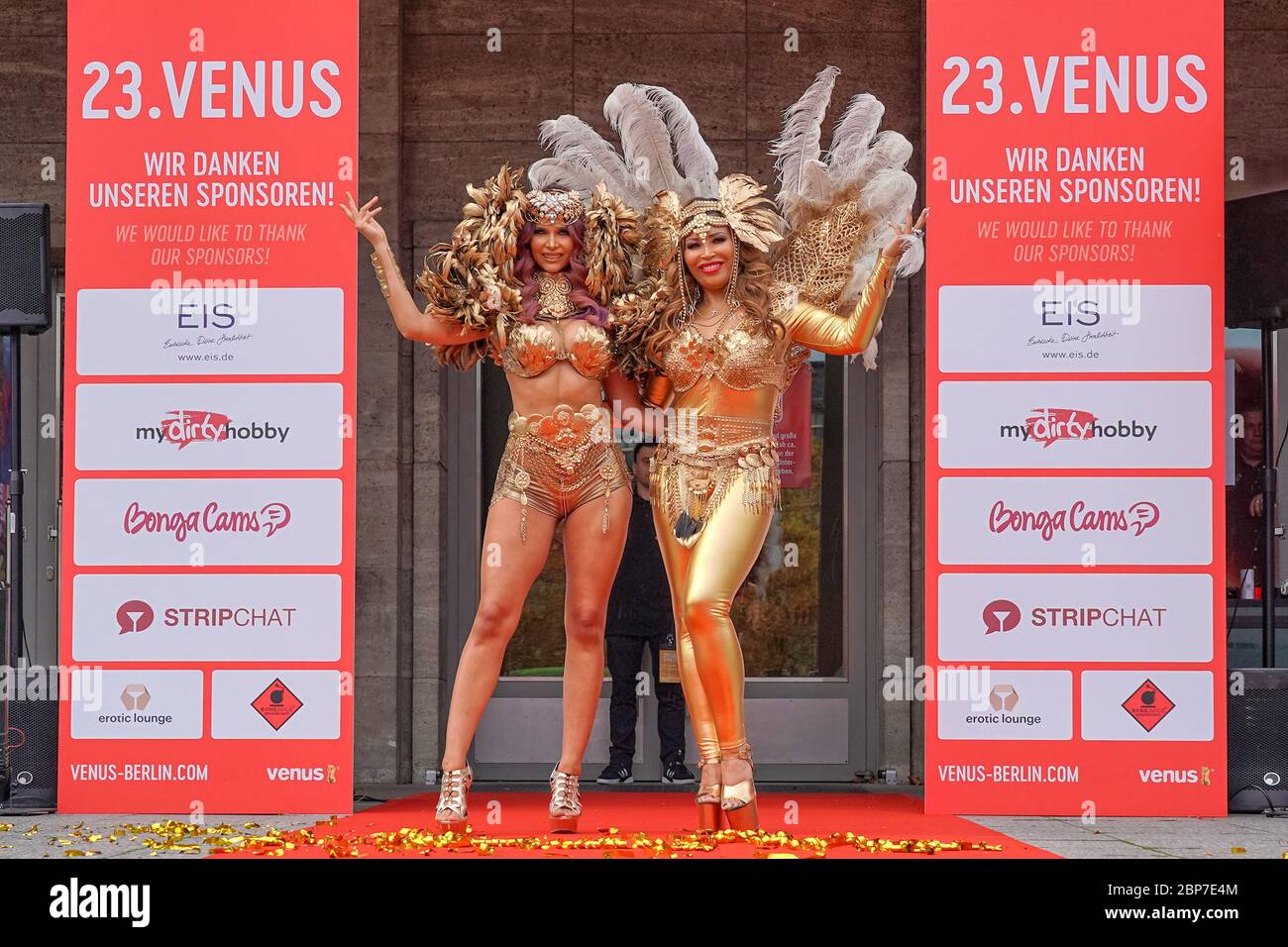 A tiempo a las 11 de la mañana,¤las caras de LA 23ª VENUS, Micaela Schífer y Patricia Blanco, aparecieron con trajes de oro frente a la entrada principal de la Messe Berlin. Foto de stock