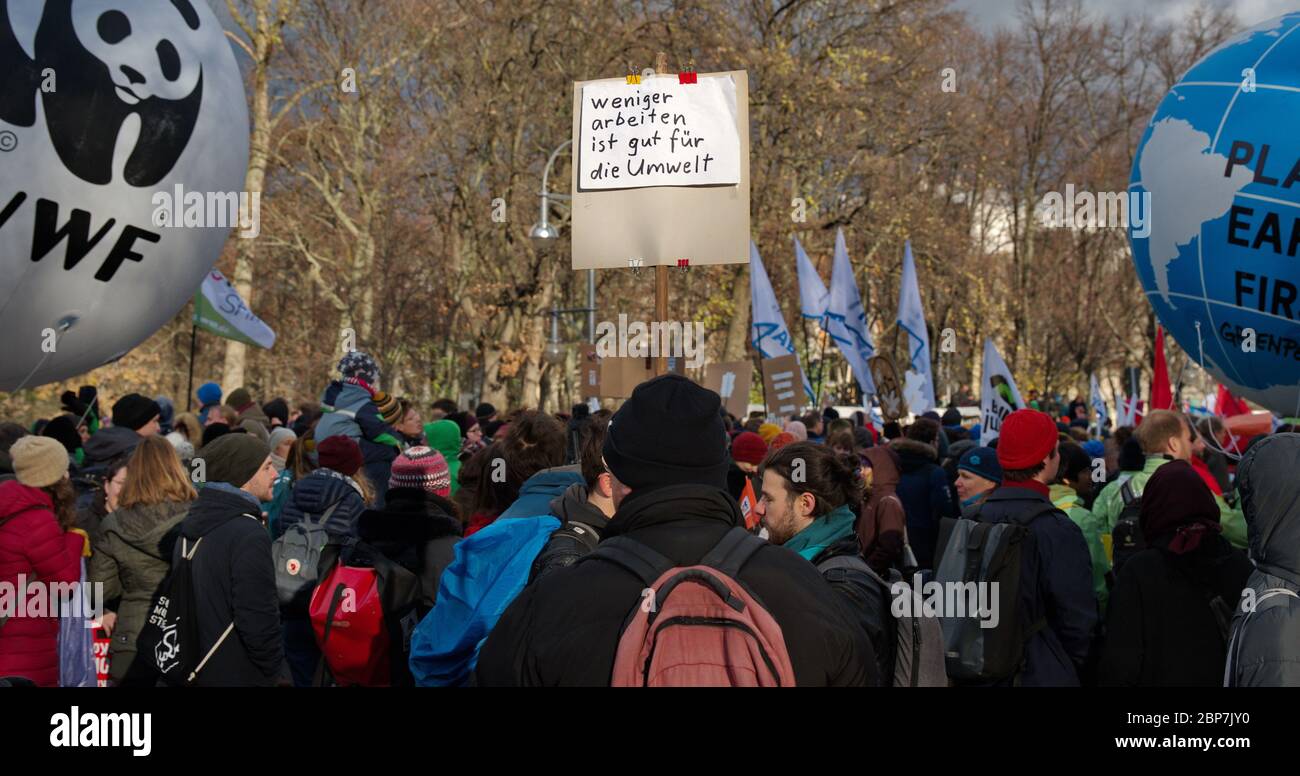 Lema "trabajar menos es bueno para el medio ambiente" los viernes para la manifestación futura en Berlín, 29 de noviembre de 2019 Foto de stock