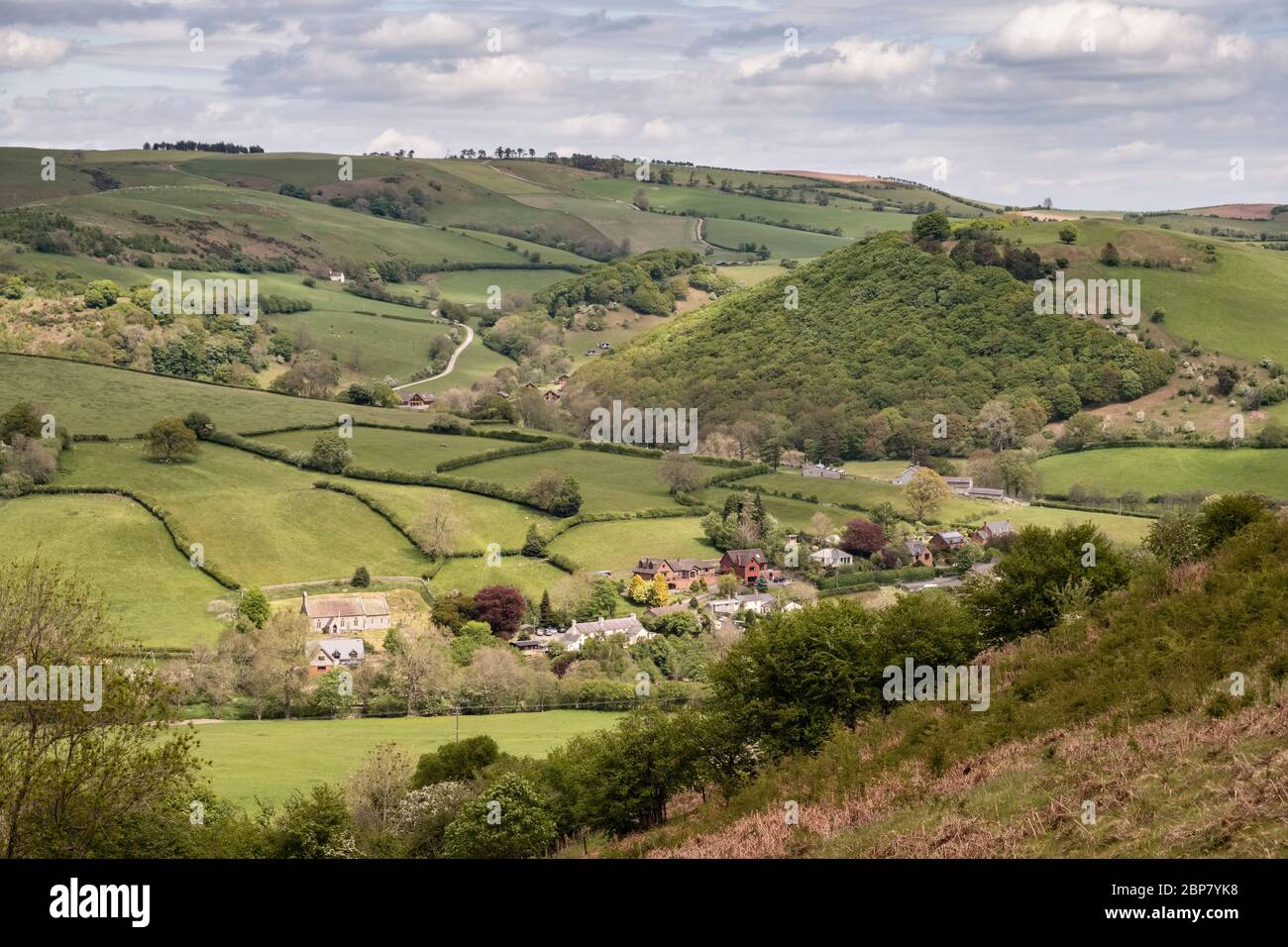 El pequeño pueblo de Llanfair Waterdine en el valle del río Tene, Shropshire, Reino Unido, en la frontera entre Inglaterra y Gales Foto de stock