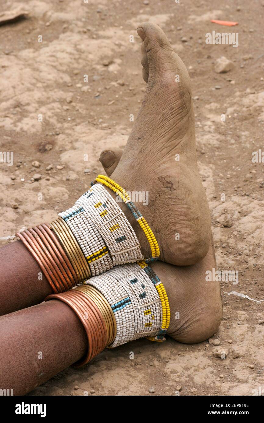 Cuentas en las piernas de una mujer Samburu Maasai. Samburu Maasai es un grupo étnico de gente semi-nómada fotografiada en Samburu, Kenia Foto de stock