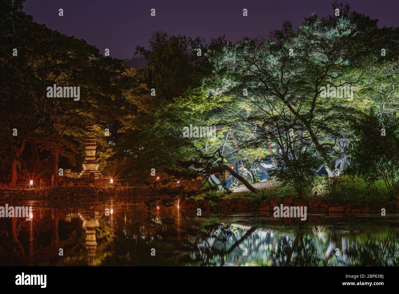 Seúl, Corea del Sur - 17 de mayo de 2020: Changgyeonggung es uno de los únicos palacios en Corea que ofrecen horarios regulares de noche. Iluminado maravillosamente por la noche, th Foto de stock