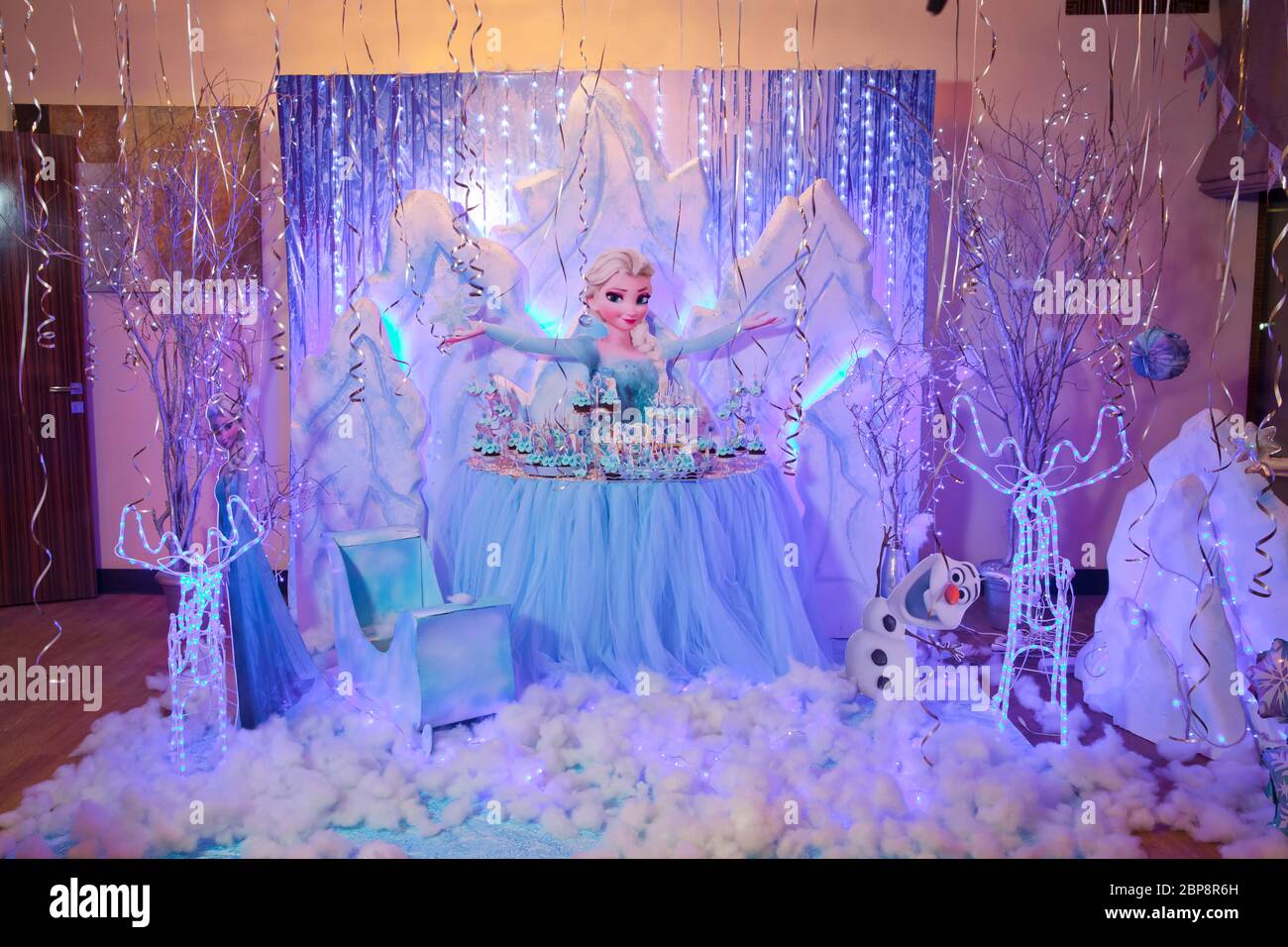 La magia de Frozen en un Candy Bar . Ideas de cumpleaños de Frozen Party  para Candy Bar . Bakú, Azerbaiyán . 16.12.2018 Fotografía de stock - Alamy