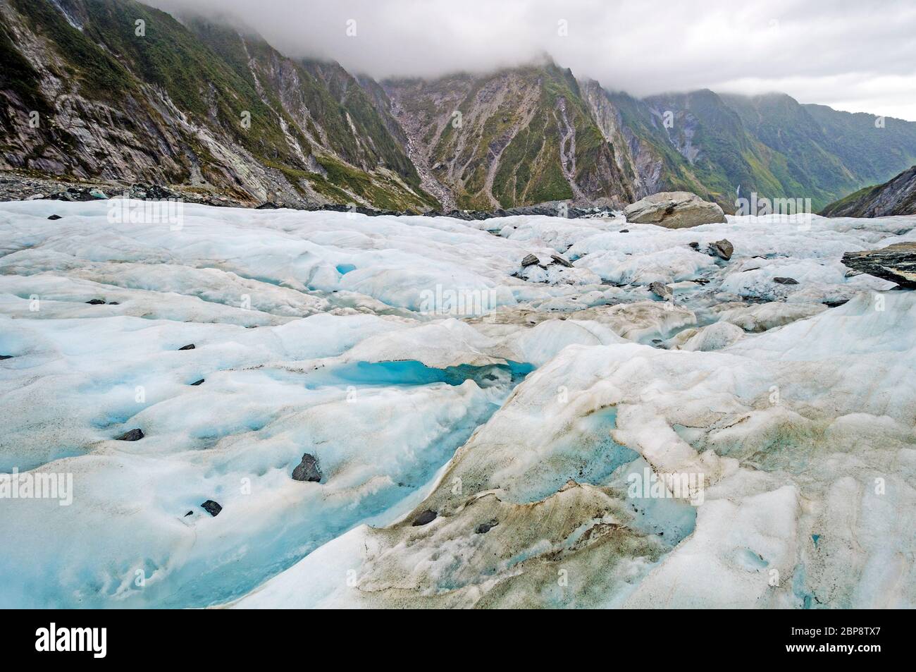 Vista de superficie de un glaciar alpino en el glaciar Franz Josef en Nueva Zelanda Foto de stock