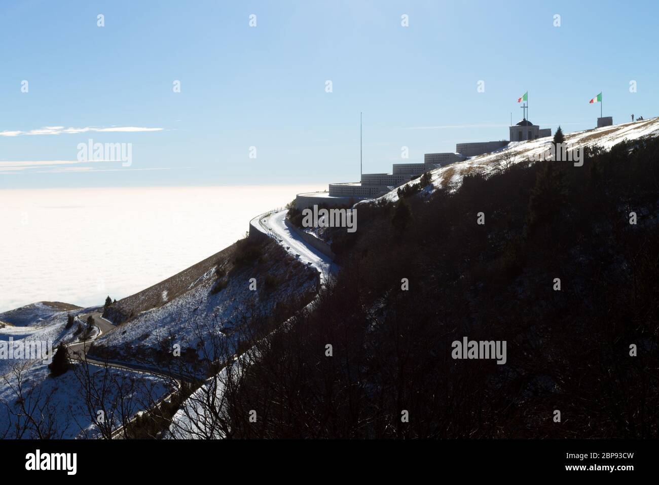 Monte Grappa primera guerra mundial memorial vista invernal, Italia. Hito italiano Foto de stock