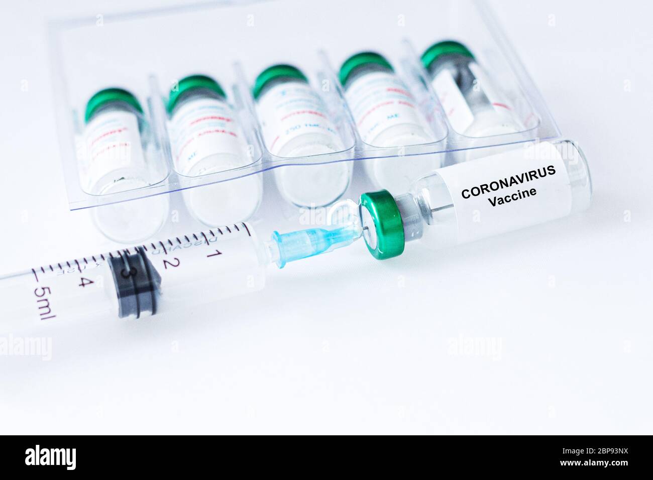Vacuna Coronavirus y Covid-19, inyección de jeringa. Vacuna COVID-19, nCoV 2019. Prevención, inmunización y tratamiento. Concepto infeccioso de la medicina. Foto de stock