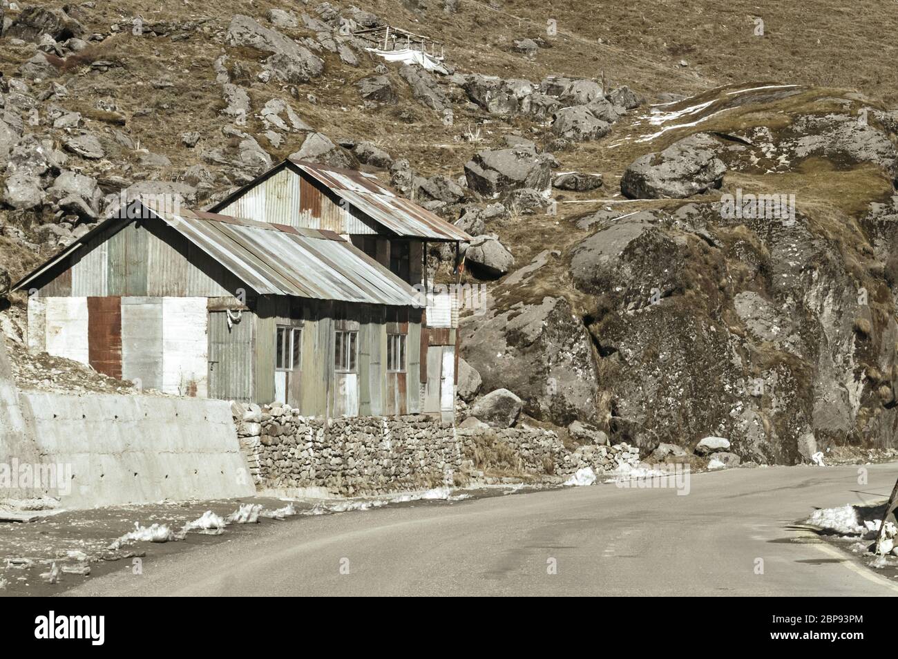 Vista del campamento militar en una autopista al lado de carretera Nathula pasar de la India cerca de la frontera China Nathu la paso de montaña en el Himalaya que conecta el océano Foto de stock