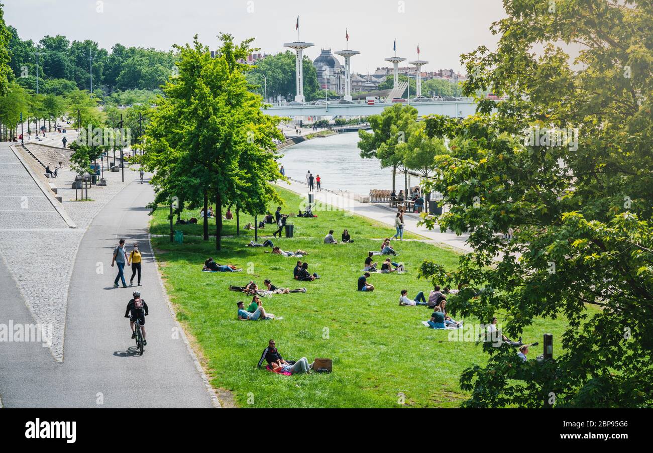 Lyon Francia, 16 de mayo de 2020 : personas que realizan actividades al aire libre en la orilla del río Ródano en el primer fin de semana de la desrepresión en Lyon Francia Foto de stock