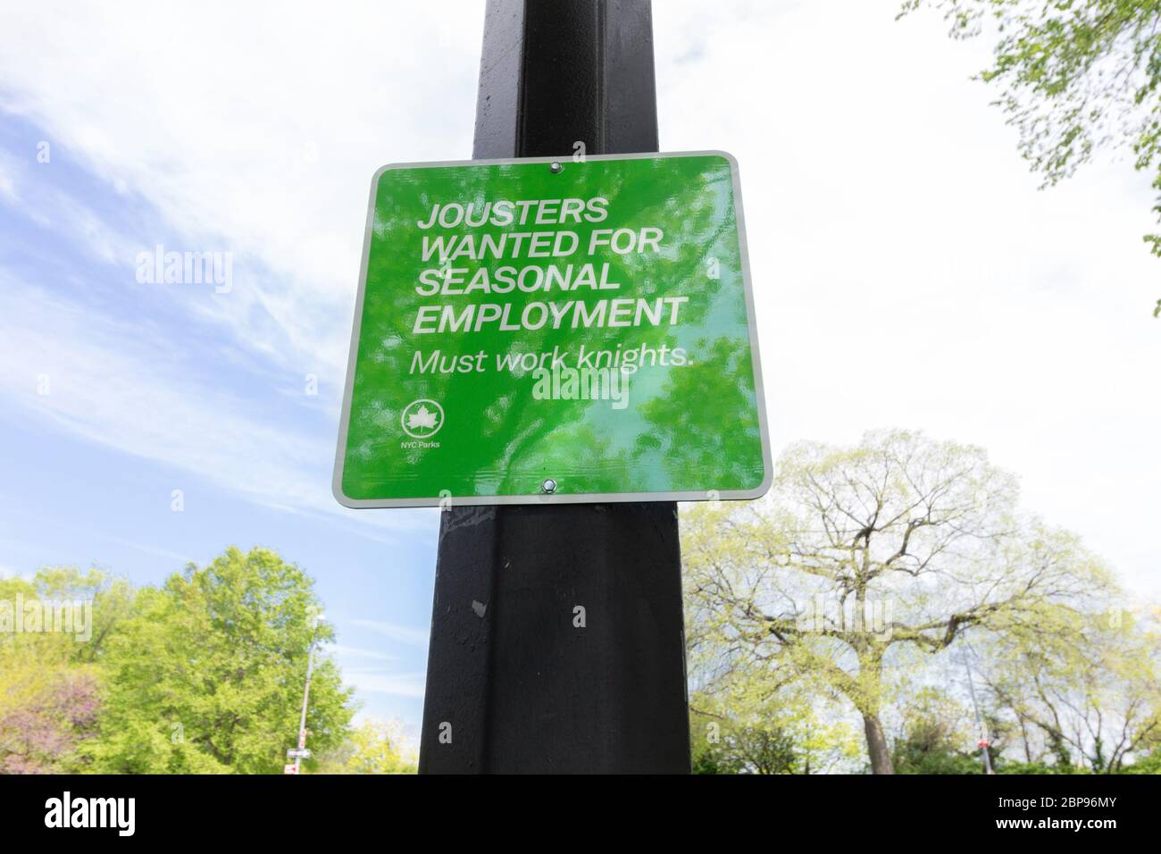 Divertido cartel en Fort Tryon Park diciendo "los jousters buscados para el empleo estacional deben trabajar caballeros", instalado por el Departamento de Parques temporalmente Foto de stock