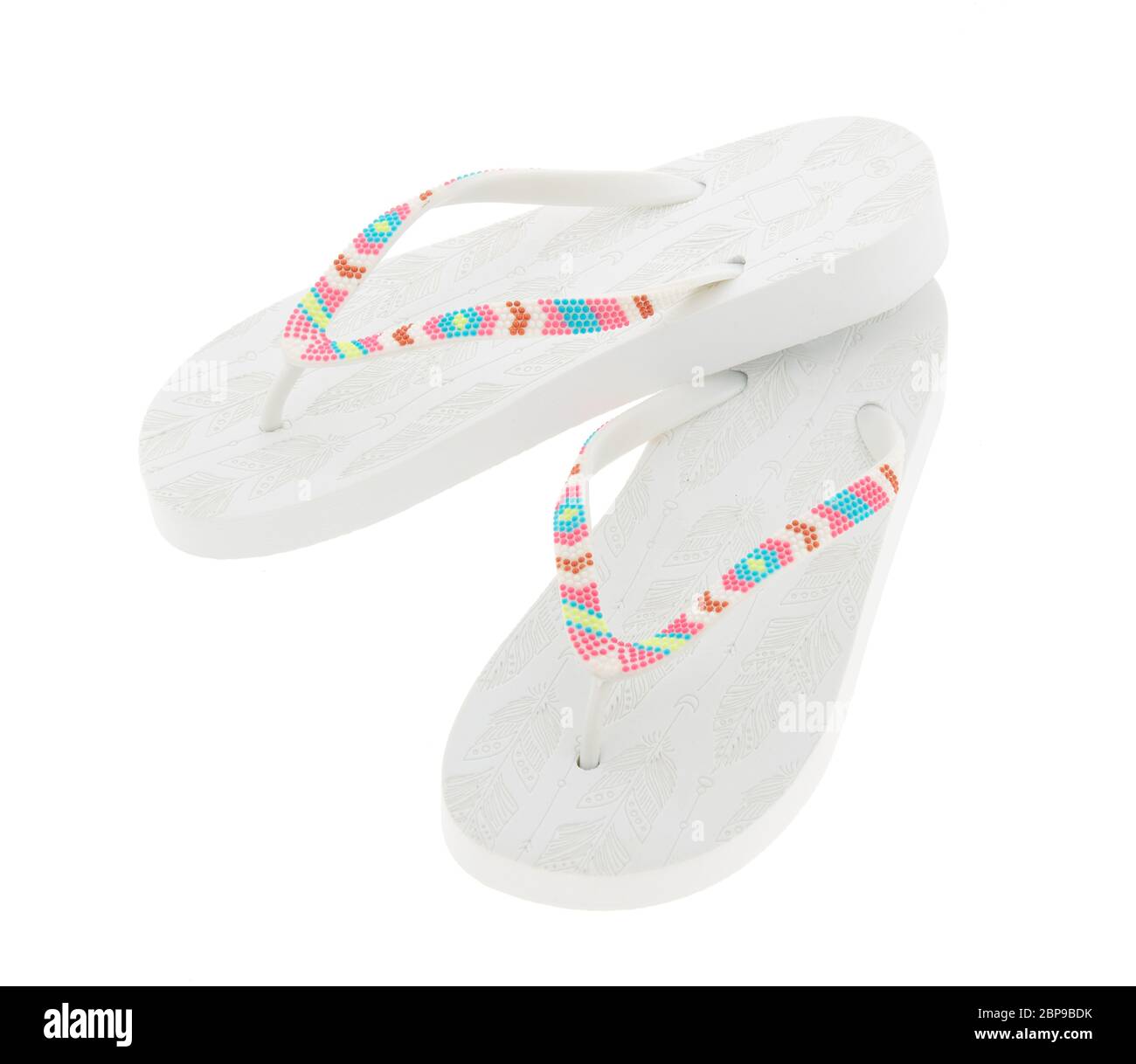 Chanclas blancas aisladas sobre fondo blanco. Diseño de zapatillas de  verano para mujer Fotografía de stock - Alamy