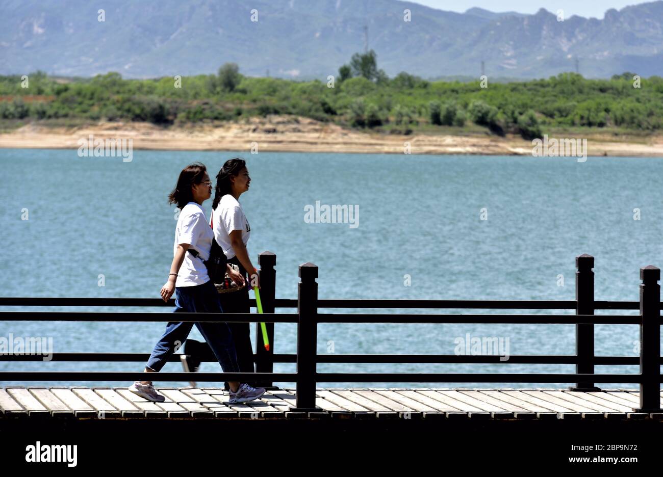 Lincheng, China. 18 de mayo de 2020. Los turistas son vistos en el área escénica del lago Qishan en el condado de Lincheng, al norte de la provincia de Hebei, 18 de mayo de 2020. Basándose en sus recursos turísticos, Lincheng ha estado promoviendo el desarrollo local al facilitar el turismo autoconductor y el turismo rural. (Xinhua/Bai Mingshan) crédito: Xinhua/Alamy Live News Foto de stock