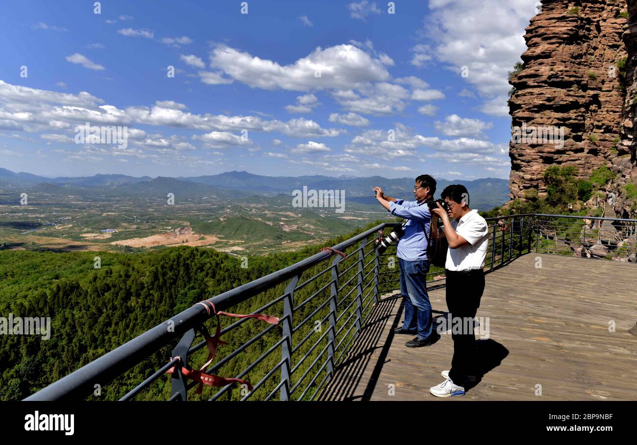 Lincheng, China. 18 de mayo de 2020. Los turistas toman fotos en la zona escénica de la montaña de Tiantai en Lincheng, al norte de la provincia de Hebei, 18 de mayo de 2020. Basándose en sus recursos turísticos, Lincheng ha estado promoviendo el desarrollo local al facilitar el turismo autoconductor y el turismo rural. (Xinhua/Bai Mingshan) crédito: Xinhua/Alamy Live News Foto de stock